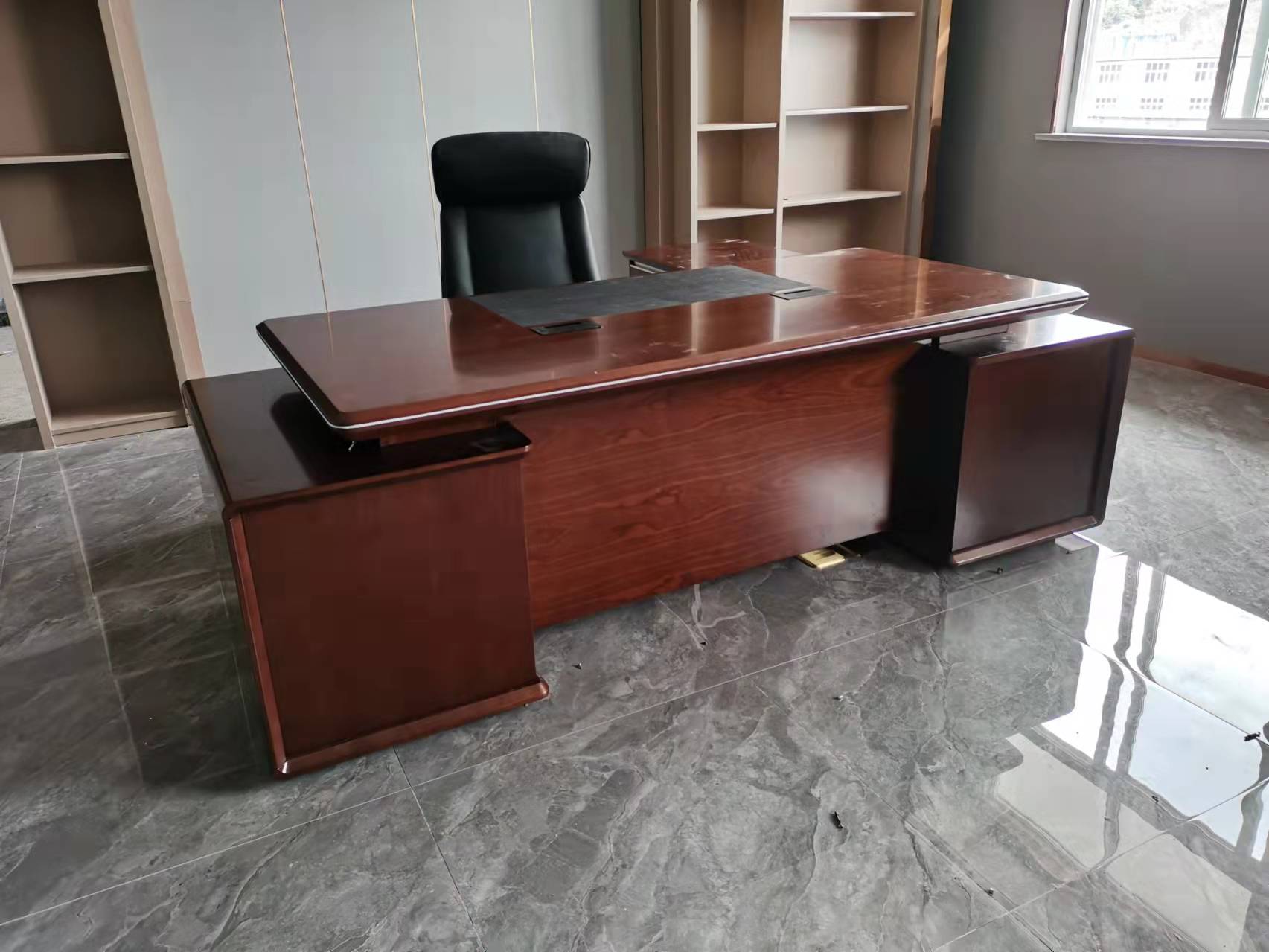 木质办公家具会议桌出现凹痕如何修复？